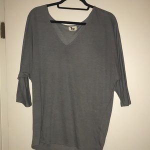 Gray mid length sleeve v neck t-shirt